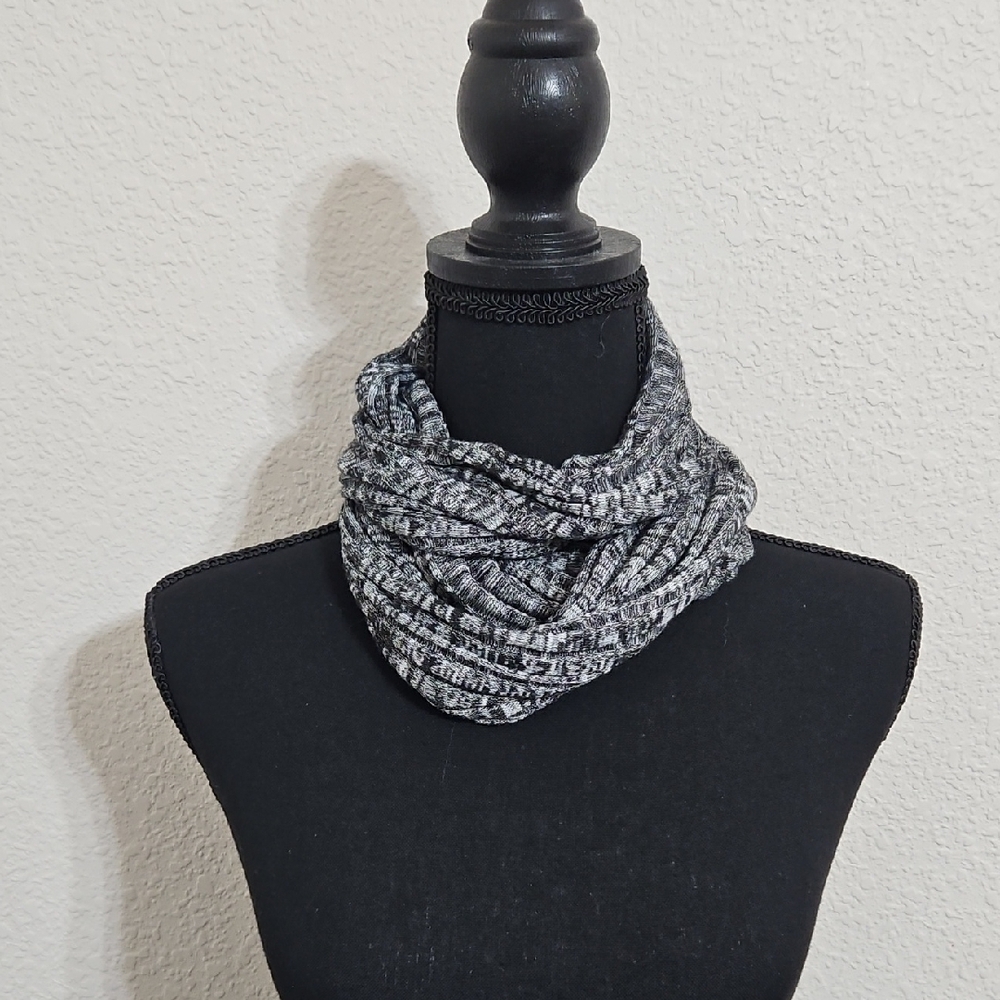 Gray Abstract Pattern Loop Scarf - Picture 5 of 5